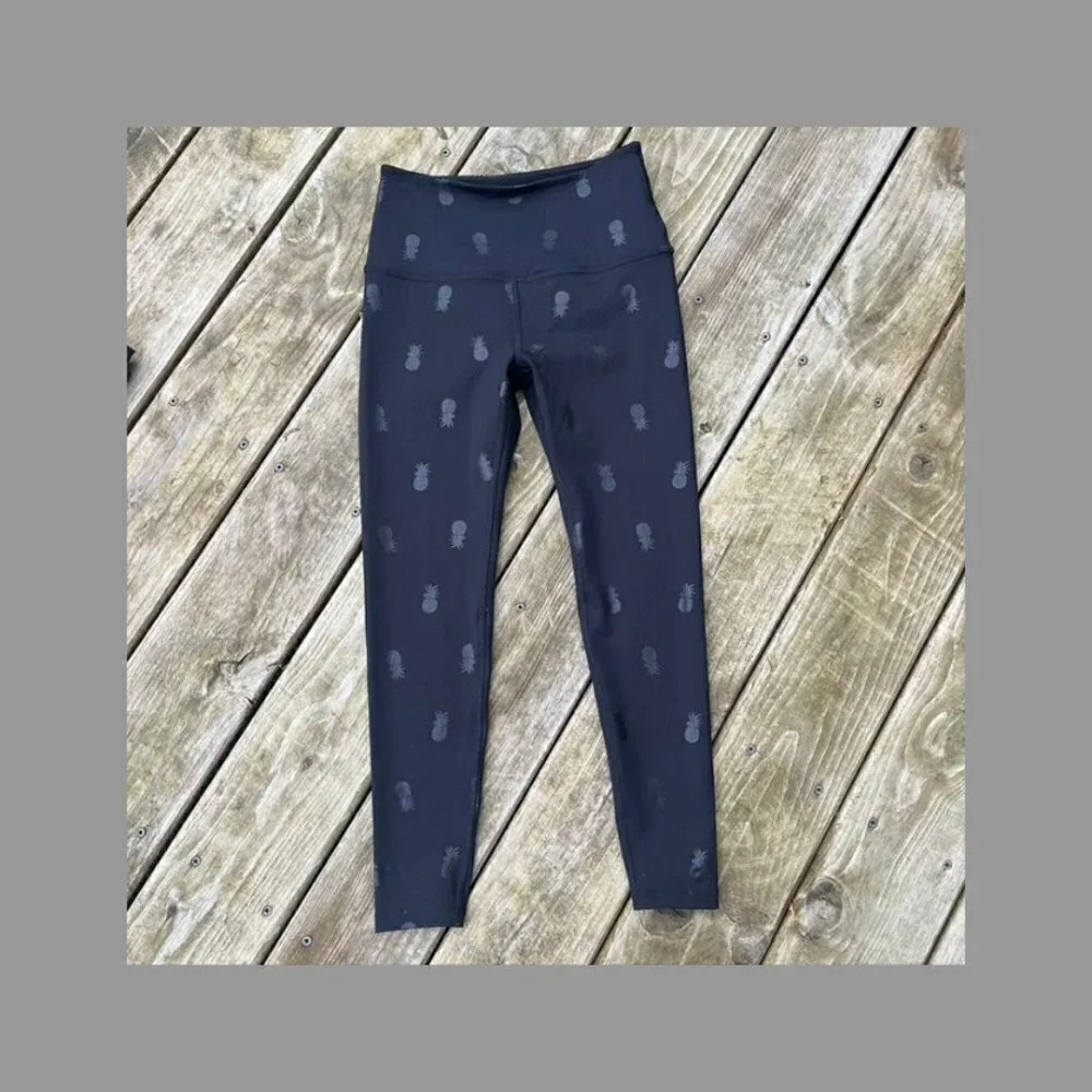 ** Beyond Yoga High Waister Midi Legging embossed Pineapple Print Black S